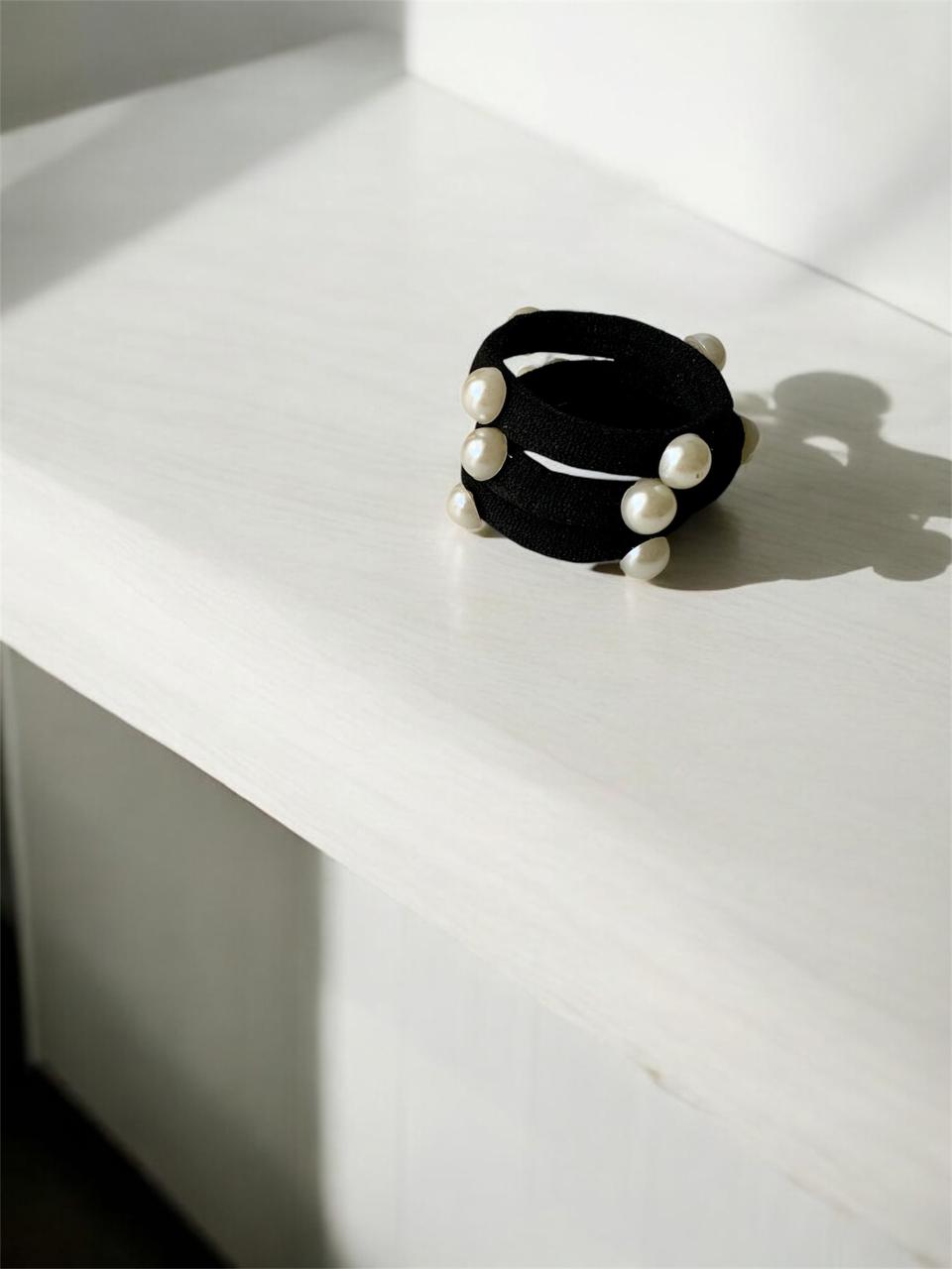 Elásticos pretos com pérolas, 3 unidades