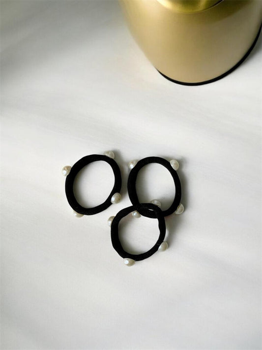 Elásticos pretos com pérolas, 3 unidades